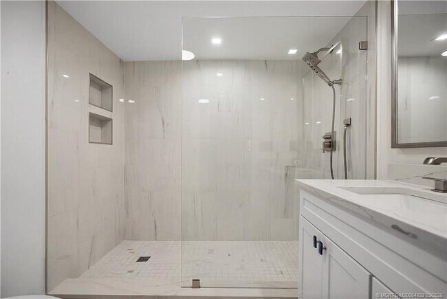 Building Photo - 6162 SE Riverboat Dr