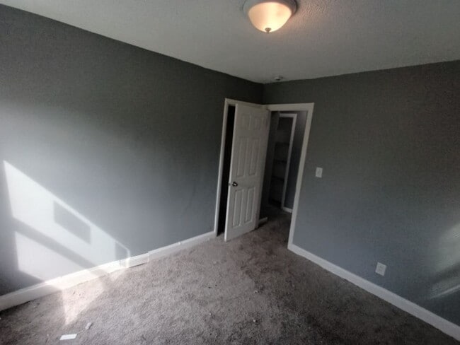 Building Photo - 4 bed/1bath bungalow! Now Available! $1250/mo