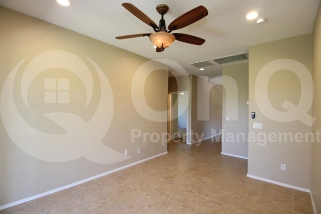 Building Photo - 995 E Blue Spruce Ln