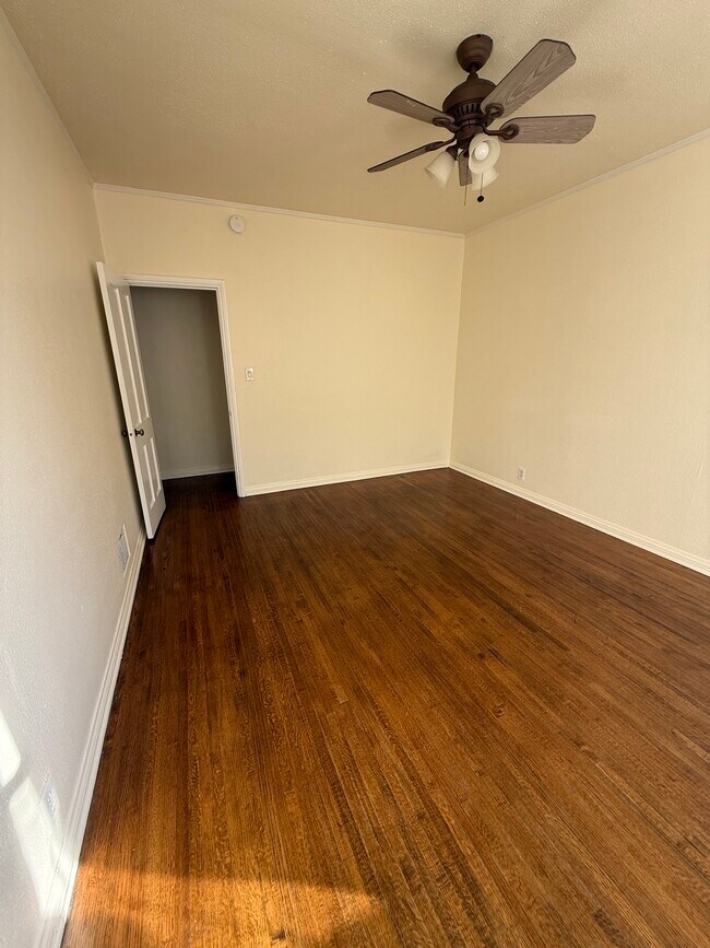 Building Photo - 5906 San Vicente Blvd