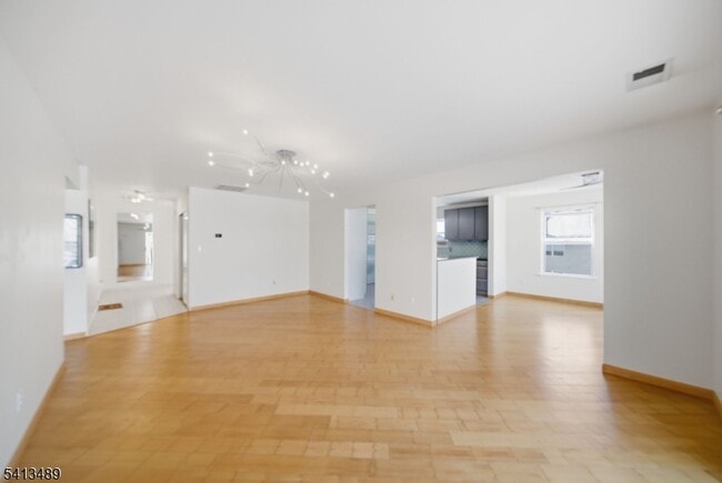 Building Photo - 8 Jennifer Dr