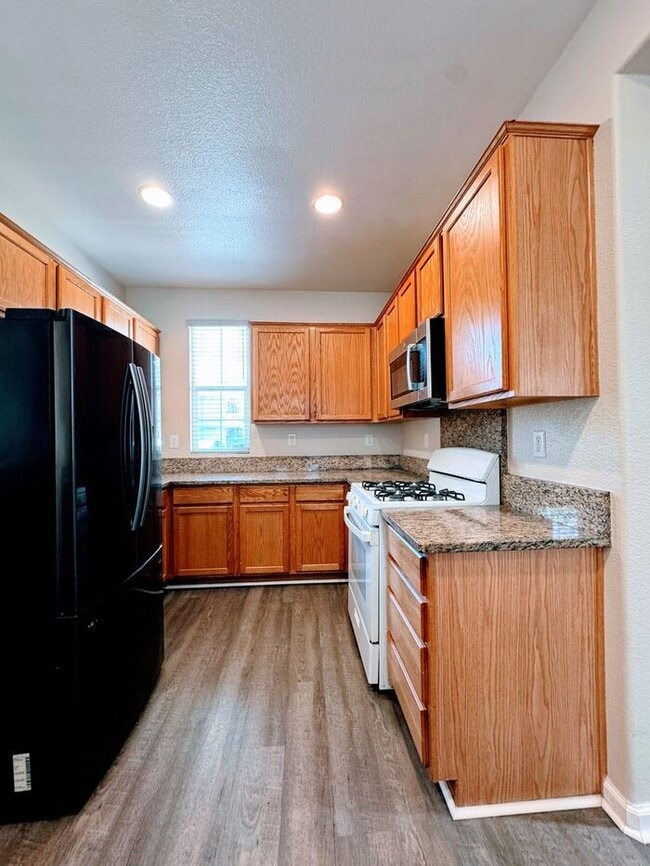 Building Photo - !!Get $500 OFF!! 3BR SFR w/ Tandem Garage & Fenced Yard near Boxwood St