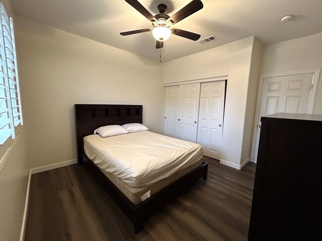 Building Photo - AVAILABLE NOW!! Fully Furnished 5 Bedroom 2.5 Bathroom Two Story Home in Beaumont!!