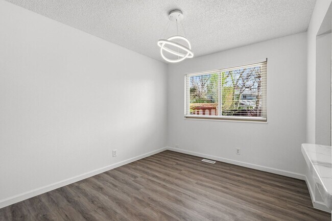 Building Photo - 4 bedroom / 2 bath / Beautifully Updated