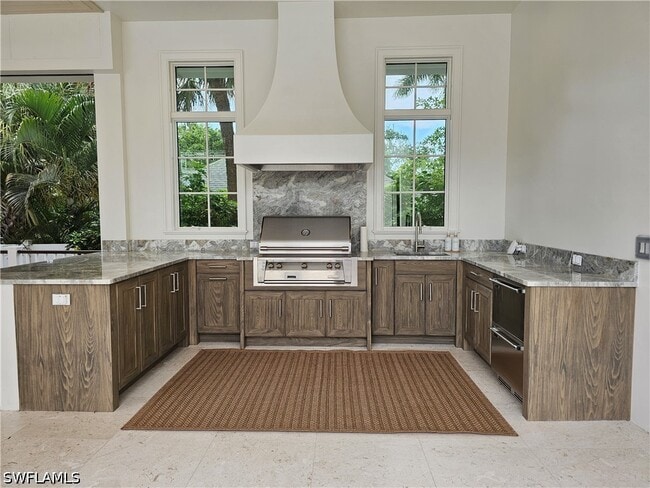 Building Photo - 637 Palm Cir W