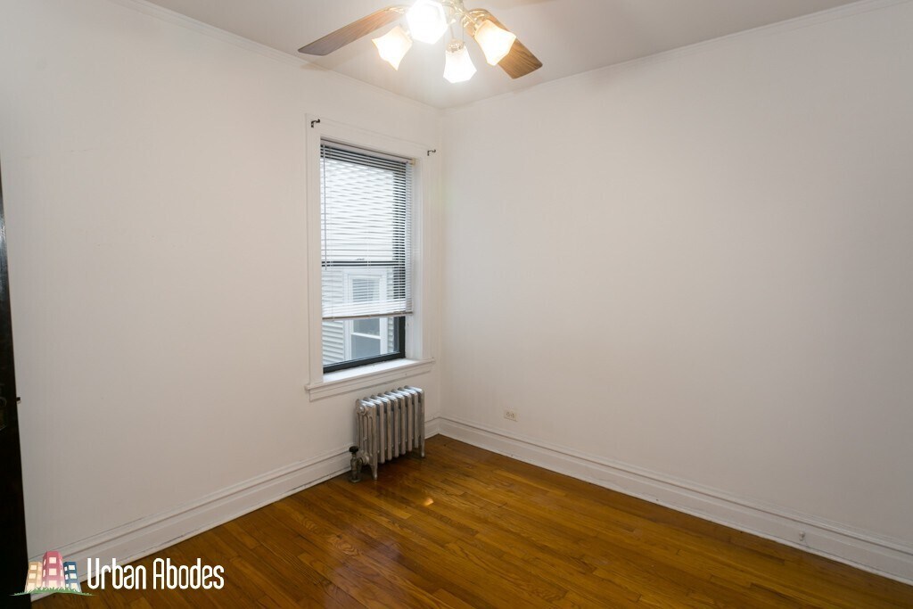 Building Photo - 1913 W Larchmont Ave