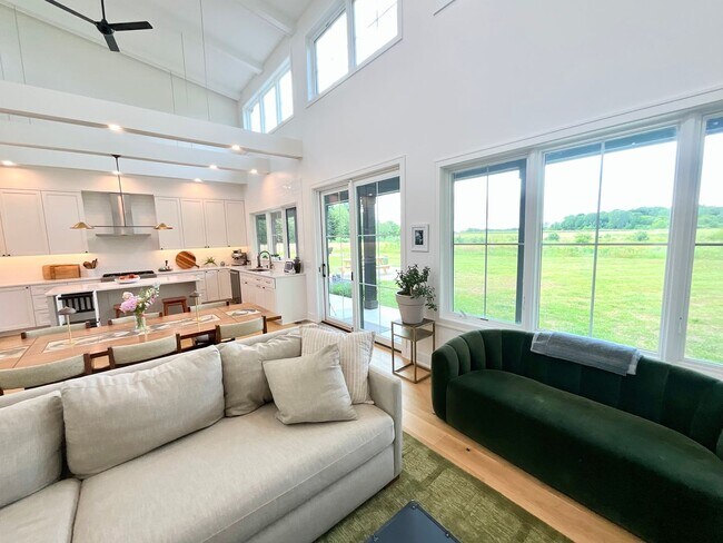 Building Photo - 3-bedroom, 2.5 bathroom furnished home in Saint Joseph