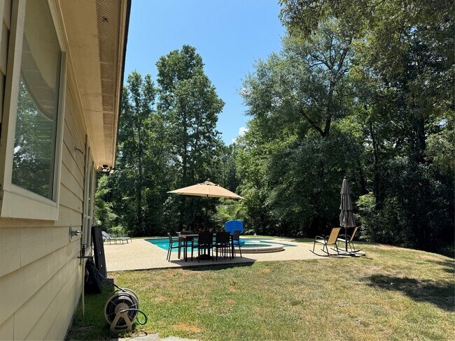 Building Photo - 427 Trace Way Dr
