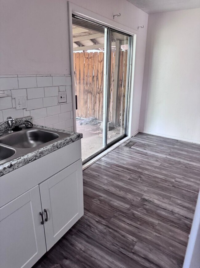 Building Photo - 2 Bedroom 1 Bath Duplex