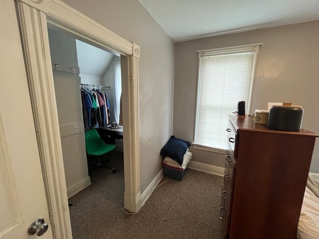 Building Photo - Duluth MN - 4 Bed - 1 Bath - Single Family...