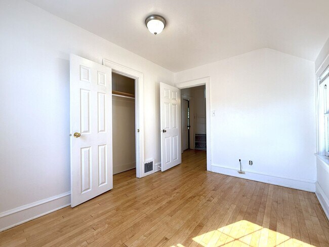 Building Photo - 3-bedroom single family in West Allis - Av...