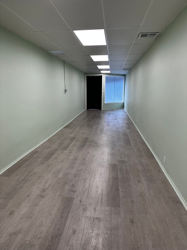Building Photo - 1105 E Chevy Chase Dr