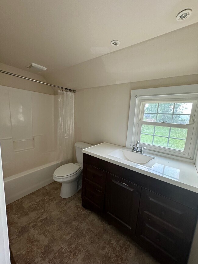 Building Photo - 129 Laurel Rd