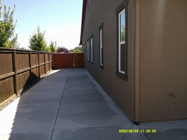Building Photo - 700 Jasmine Ct