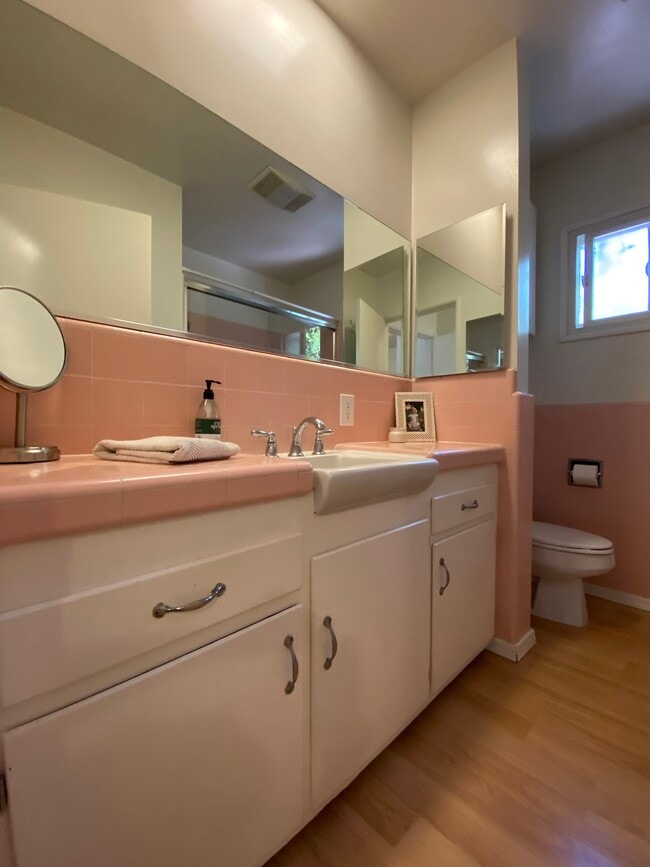 Hall bathroom - 2729 Palos Verdes Dr N