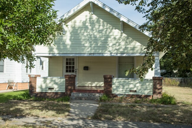 Building Photo - 903 W 1st St