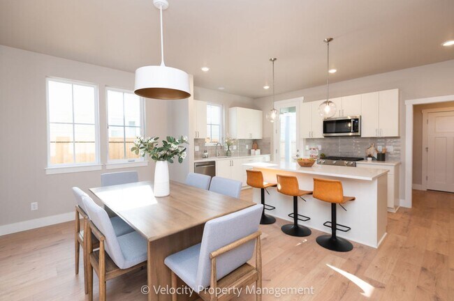 Building Photo - Brand New SE Bend Home!