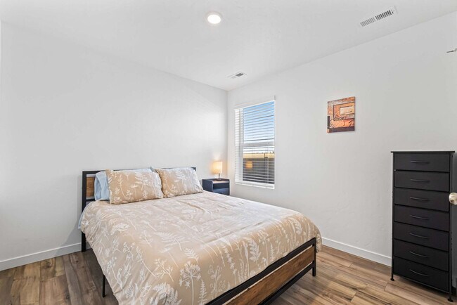 Building Photo - 8648 E Wishmore St