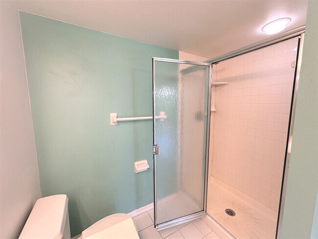 Building Photo - ** VILLAGES AT EMERALD LAKES ** 2 BED / 2 ...