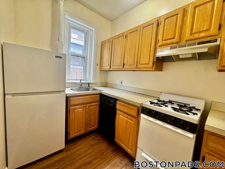 Building Photo - 463 Park Dr