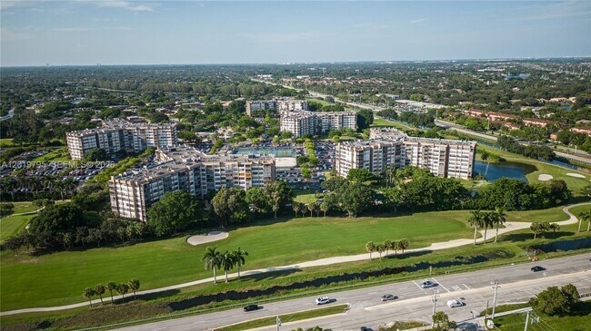Building Photo - 1100 St Charles Pl