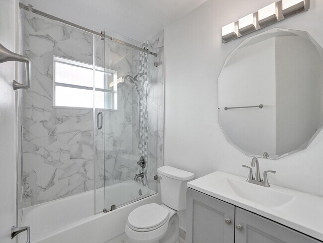 Building Photo - 762 Crescent Way