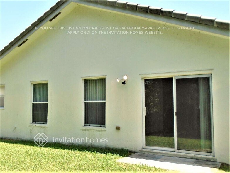Building Photo - 406 SW 206th Ave