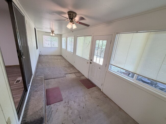 Building Photo - Three Bedroom Home in South Salem