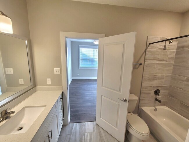 Building Photo - 1620 Oak Tree Dr