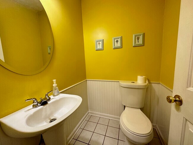 Building Photo - 9800 Spring Pointe Ct