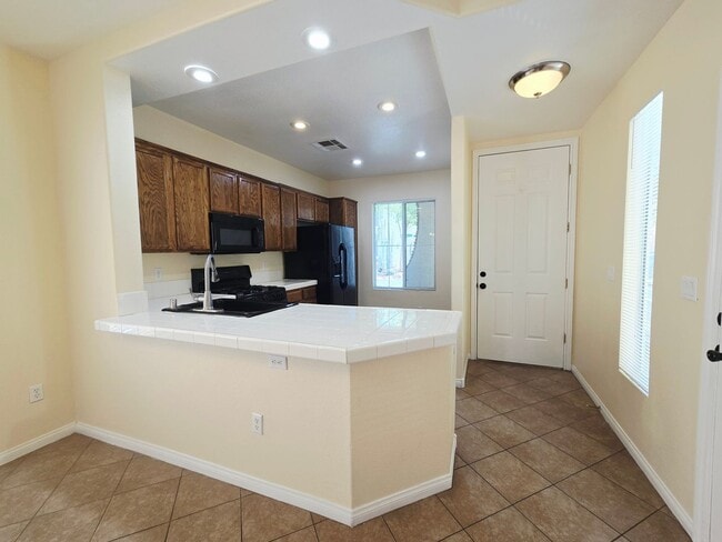 Building Photo - CHARMING 2 BED/ 2 BATH HOME WITH LOFT LOCATED IN LAMPLIGHT GARDENS!