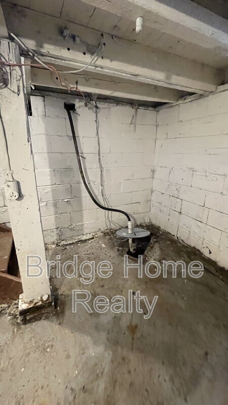 Building Photo - 240 Robinson St