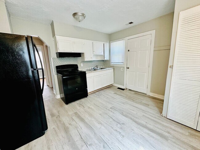Building Photo - 3 Bedroom home in the Chickasaw Neighborho...