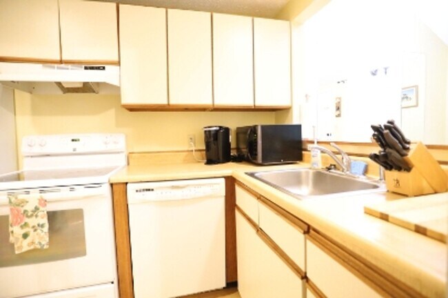 Building Photo - $1950/mo 2 Bed fully furnished condo in Thornton!