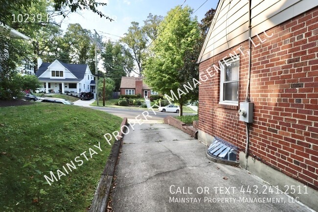 Building Photo - 10239 Parkwood Dr