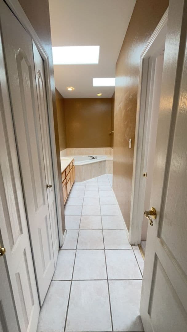 Building Photo - 3 bedroom 2 bath Townhouse Located In Sandia Heights!