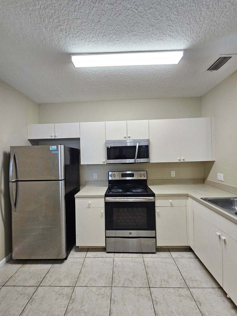 Building Photo - 1063 Golden Lakes Blvd
