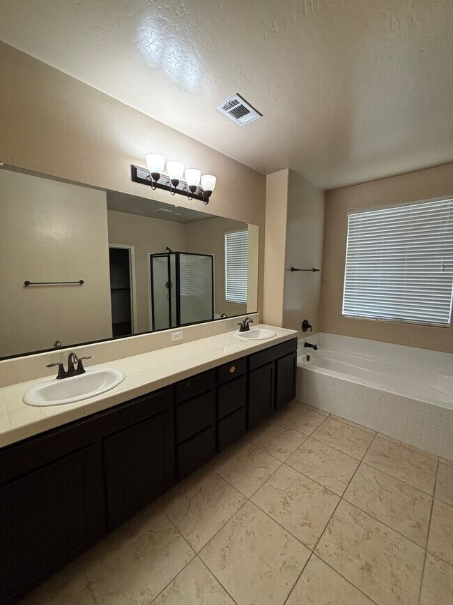 Building Photo - Elegant 4 Bed | 3 Bath in Village Green HO...