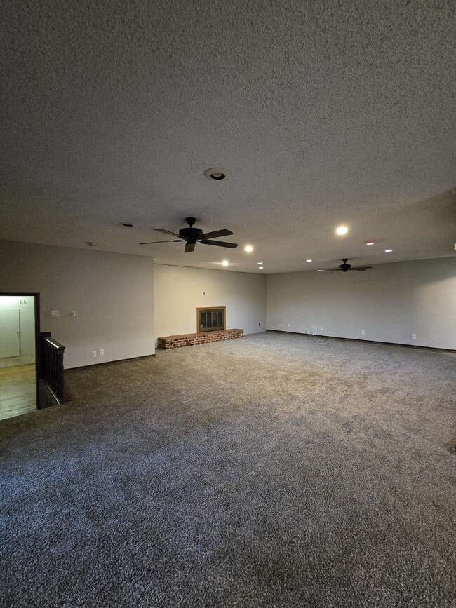 Building Photo - 714 S Fabrique Dr