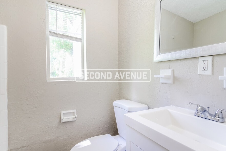 Building Photo - 2646 Lantana Ave