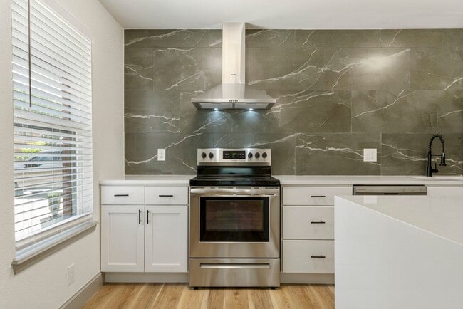 Building Photo - ONYX at 37th