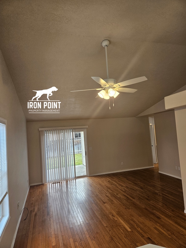 Building Photo - Candlestick Park Sub-3bed/2bath w/2 car ga...