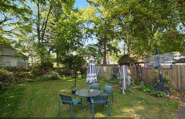 Building Photo - 810 Seeley Rd