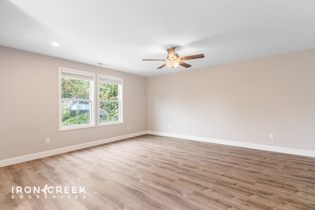 Building Photo - Beautiful New Home with Modern Finishes in...