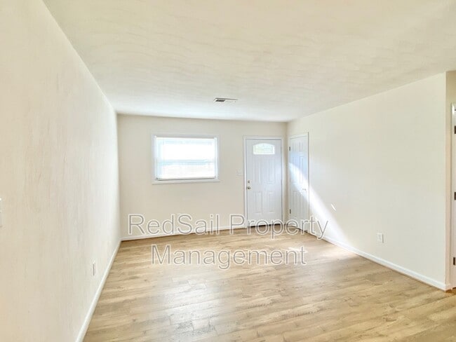 Building Photo - 437 Fox Hill Rd