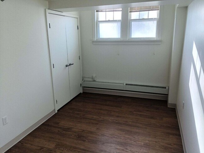 Building Photo - Ivy Manor - 201-B02