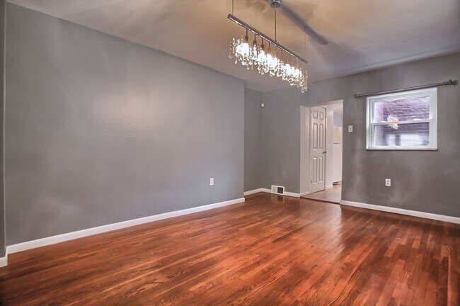 Building Photo - Charming 3 bed, 2 bath, south side flats h...