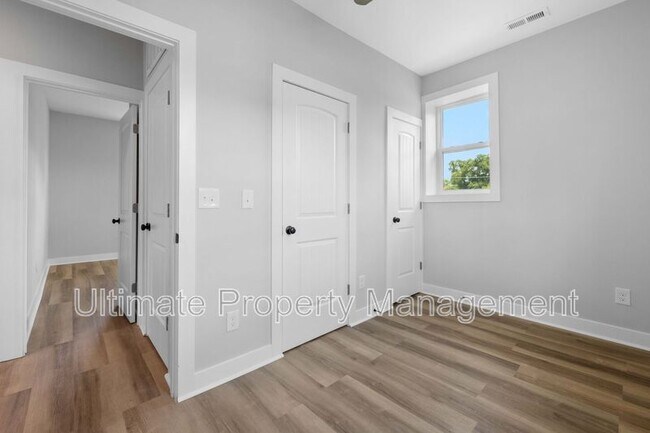 Building Photo - 610 N 10th St