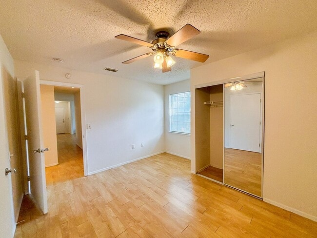 Building Photo - Windsor Park #515 - Pet Friendly!