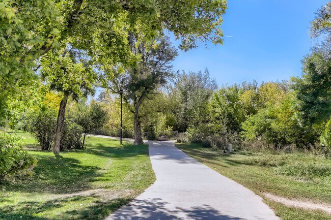 Building Photo - Charming Boulder Condo with Deck, Steps to...